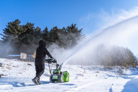 Greenworks tööriist 80 V kaheastmeline lumepuhur + lumelabida kombineeritud komplekt koos (2) 5,0 ah aku ja kahe pordiga kiirlaadijaga 8H0T4V270